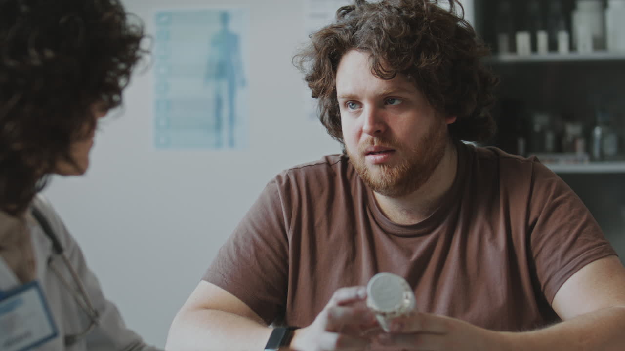 el médico discutiendo la medicación con el paciente