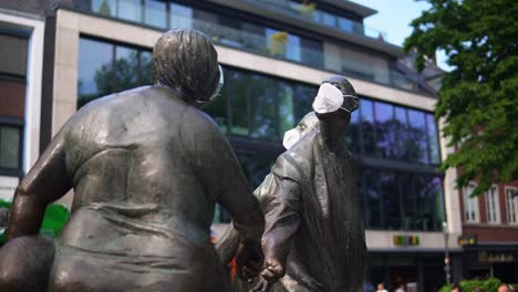 Aufnahmen-Einer-Statue,-Die-Wegen-Covid-In-Aachen,-Deutschland,-Eine-Maske-Trägt