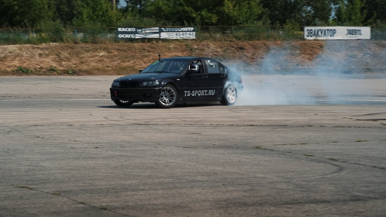 bmw a la deriva en la pista de carreras