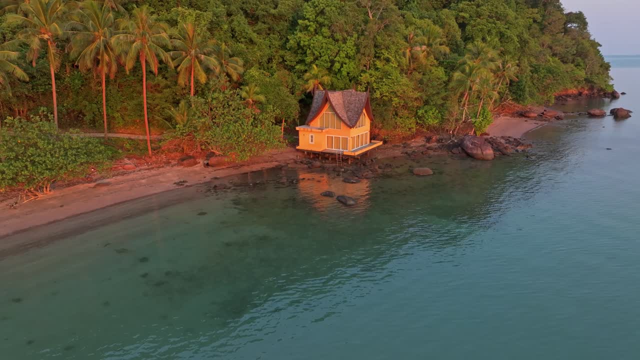 Cảnh bình minh nhìn từ trên cao căn nhà gỗ cô lập trên bờ cát, Koh Chang, Thái Lan
