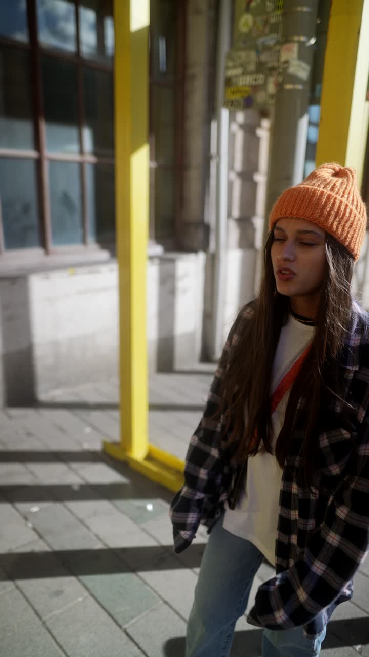 mujer elegante en la calle de la ciudad