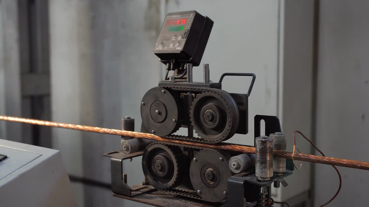 구리 와이어로 만든 전기 케이블의 제조 과정. 구리 와이어를 그린 클로스업 계획.