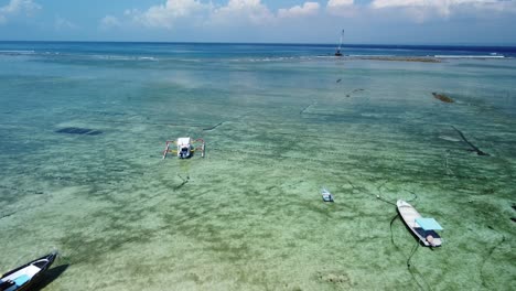 Vuelo-Aéreo-Sobre-Una-Granja-De-Algas-Bajo-El-Agua-Hacia-El-Océano,-Nusa-Lembongan