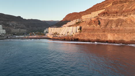 Toma-Aerea-En-Orbita-Ya-Media-Distancia-De-La-Playa-Taurito-En-Mogan