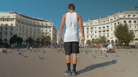 Un-Joven-Haciendo-Volteretas-Y-Volteretas-En-La-Calle.