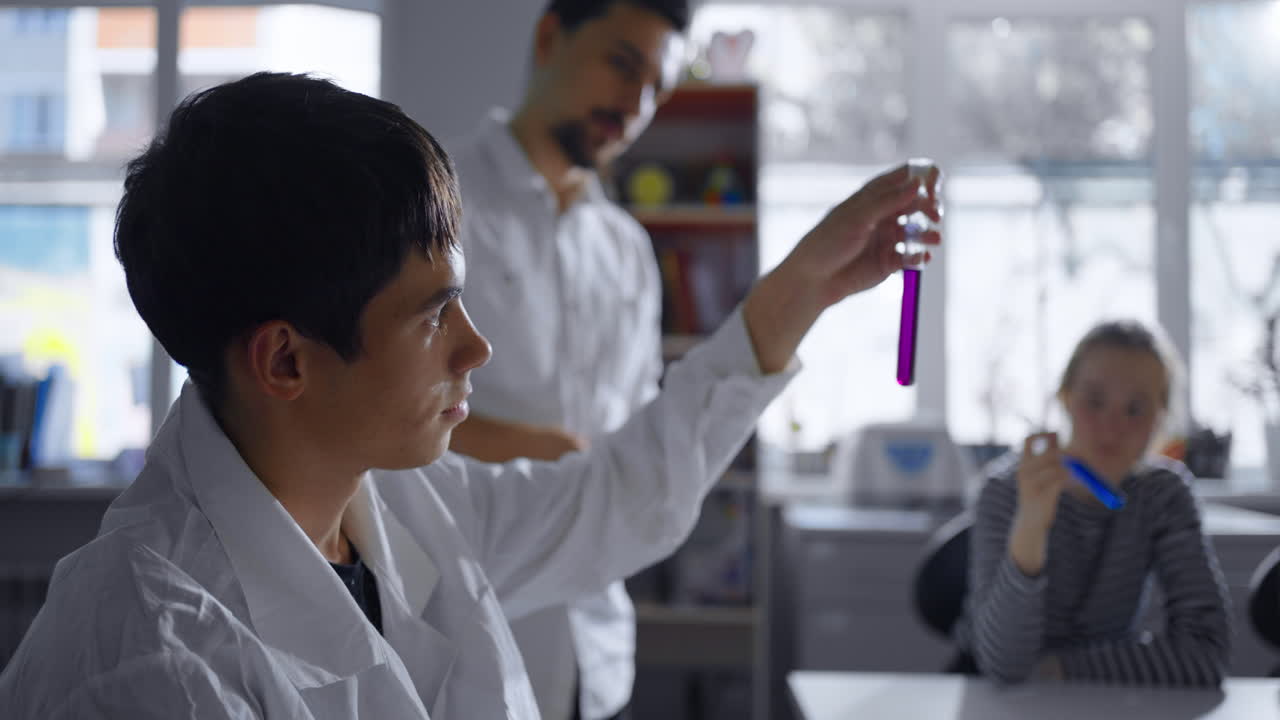 estudiantes realizando un experimento científico en un aula.