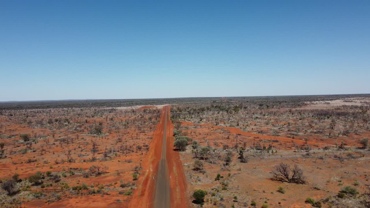 Drone in discesa su strade rurali asfaltate e sterrate nell'Outback australiano