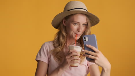 una mujer caucásica tomando fotos durante las vacaciones de verano.