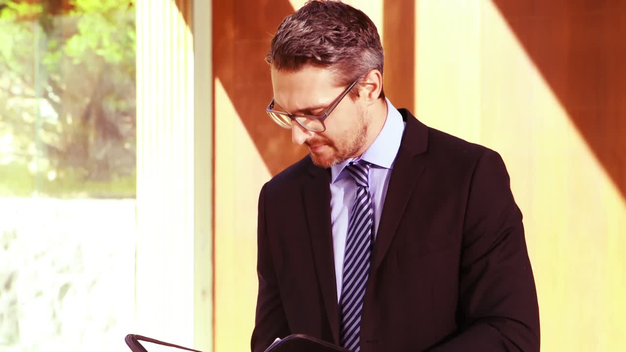 hombre de negocios comprobando documentos