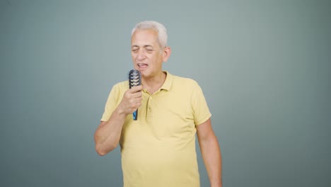 El-Hombre-Está-Cantando.