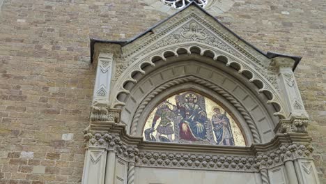 La-Iglesia-De-Los-Santos-Miguel-Y-Adriano-En-La-Piazza-San-Michele-En-Arezzo,-Italia