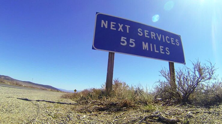 Un cartello su una strada desertica solitaria avverte che i prossimi servizi sono a 55 miglia di distanza 1