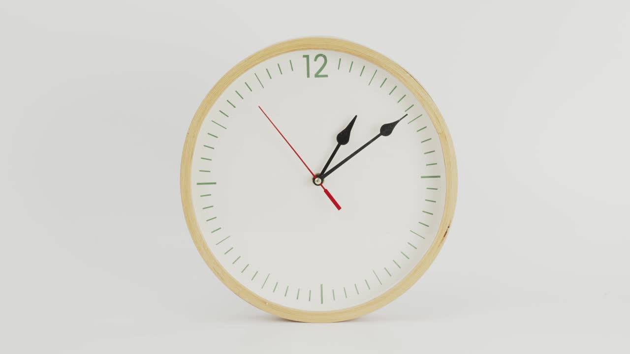 Orologio da parete bianco che mostra l'orario dello spettacolo: 01:00 AM o PM.
