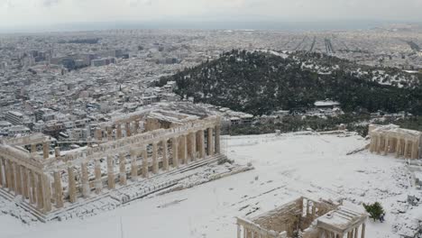 vista aérea de drones sobre el partenón, con vistas a la ciudad de atenas, excepcional día de nieve en grecia