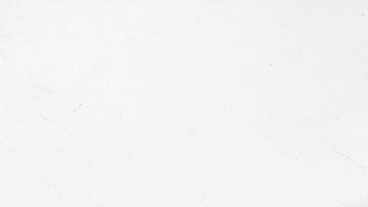 los pasaportes y las monedas se muestran en una superficie blanca