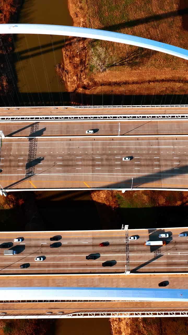 Struttura divisa a metà del Ponte Margaret McDermott a Dallas, Stati Uniti. Numerose auto transitano su un lato del ponte. Vista dall'alto. Video verticale.