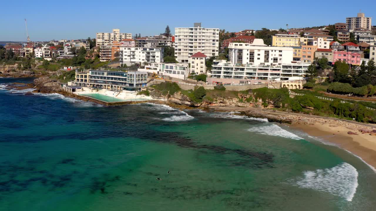 vista panorámica de la piscina bondi icebergs y del club bondi icebergs