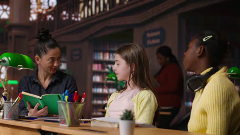 profesor ayudando a los estudiantes en un entorno de biblioteca
