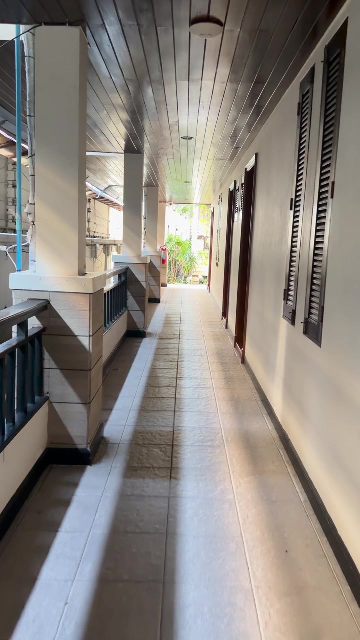 Pasillo largo y vacío en un hotel o edificio de apartamentos