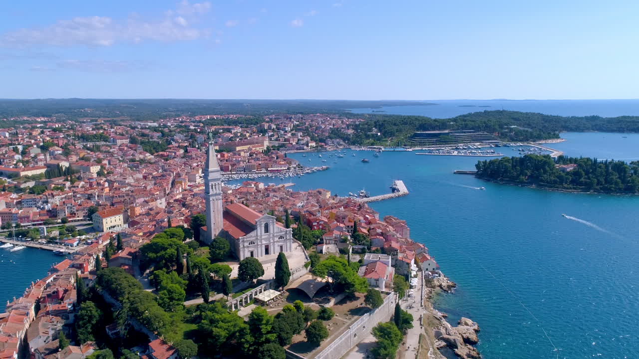 Rovigno, Croazia, ripresa aerea in tracking verso sud sopra la chiesa di Sant'Eufemia