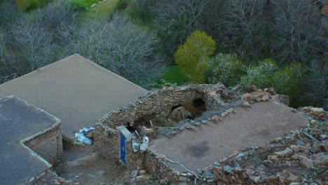 Detalle-Del-Techo-Típico-De-La-Casa-Rural-Marroquí-Con-Ganado-Dentro