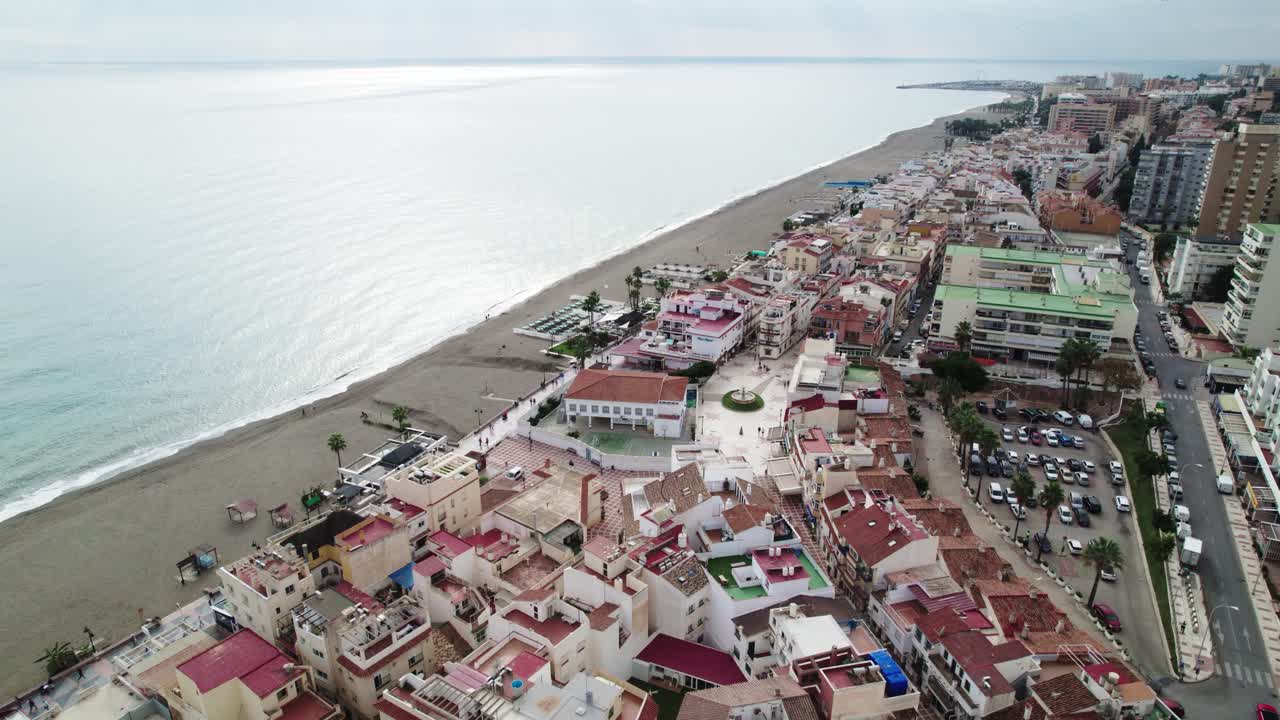 vista aérea sobre la playa de la carihuela acercándose al mar