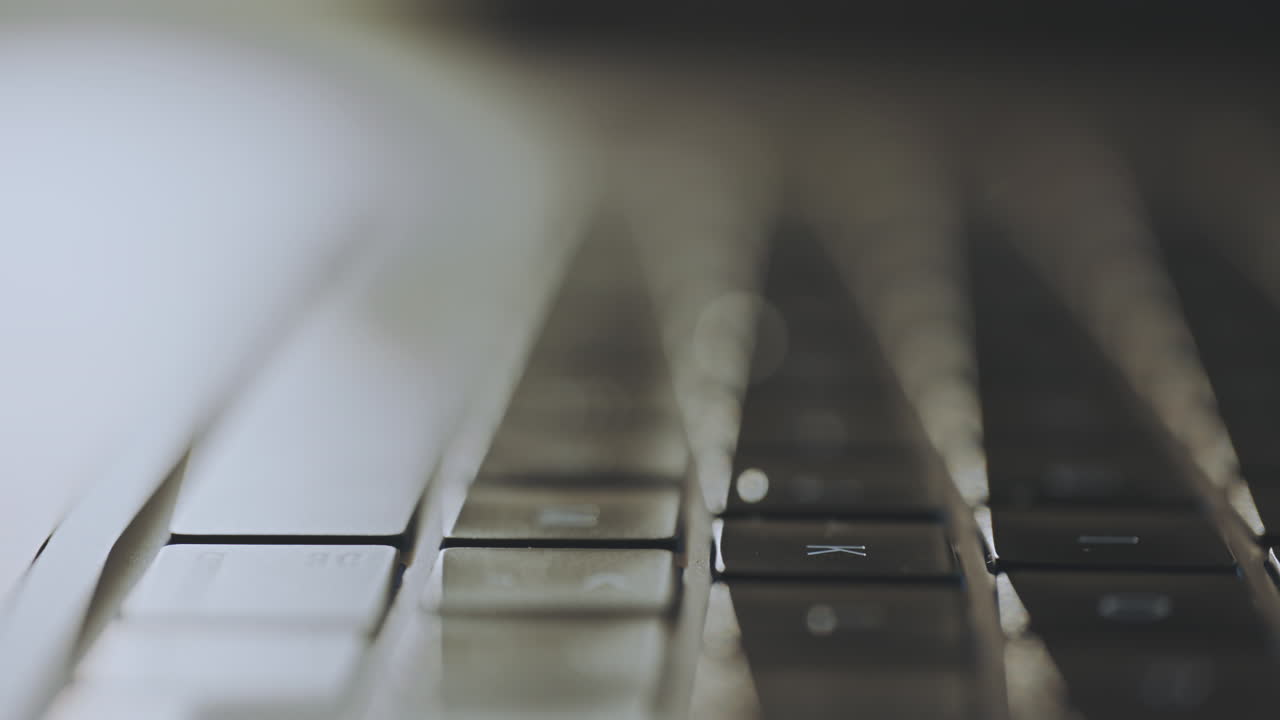 близкий вид клавиатуры ноутбука