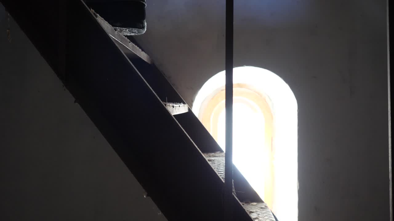 어두운 계단을 올라가는 사람