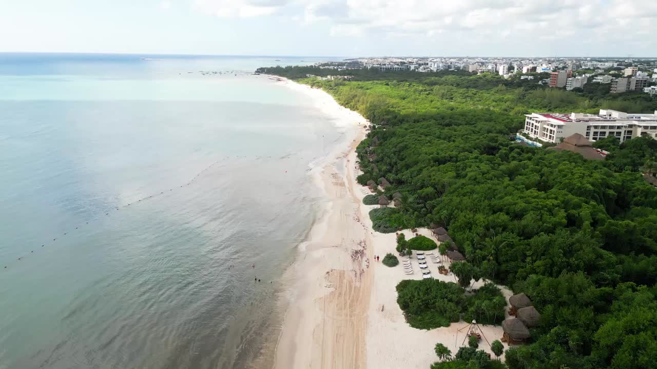 Toàn cảnh trên không của bãi biển Playa Esmeralda, Mexico với rừng rậm và cảnh quan thành phố