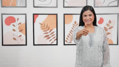 Mujer-Señalando-Con-El-Pulgar-El-Espacio-De-La-Copia