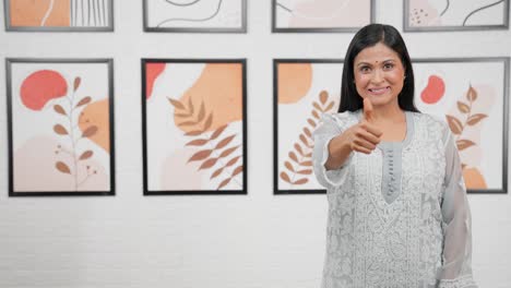 mujer señalando con el pulgar en el espacio de copia