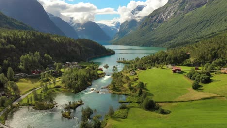 Hermosa-Naturaleza-Paisaje-Natural-De-Noruega.-Imágenes-Aéreas-Del-Lago-Lovatnet-Valle-De-Lodal.