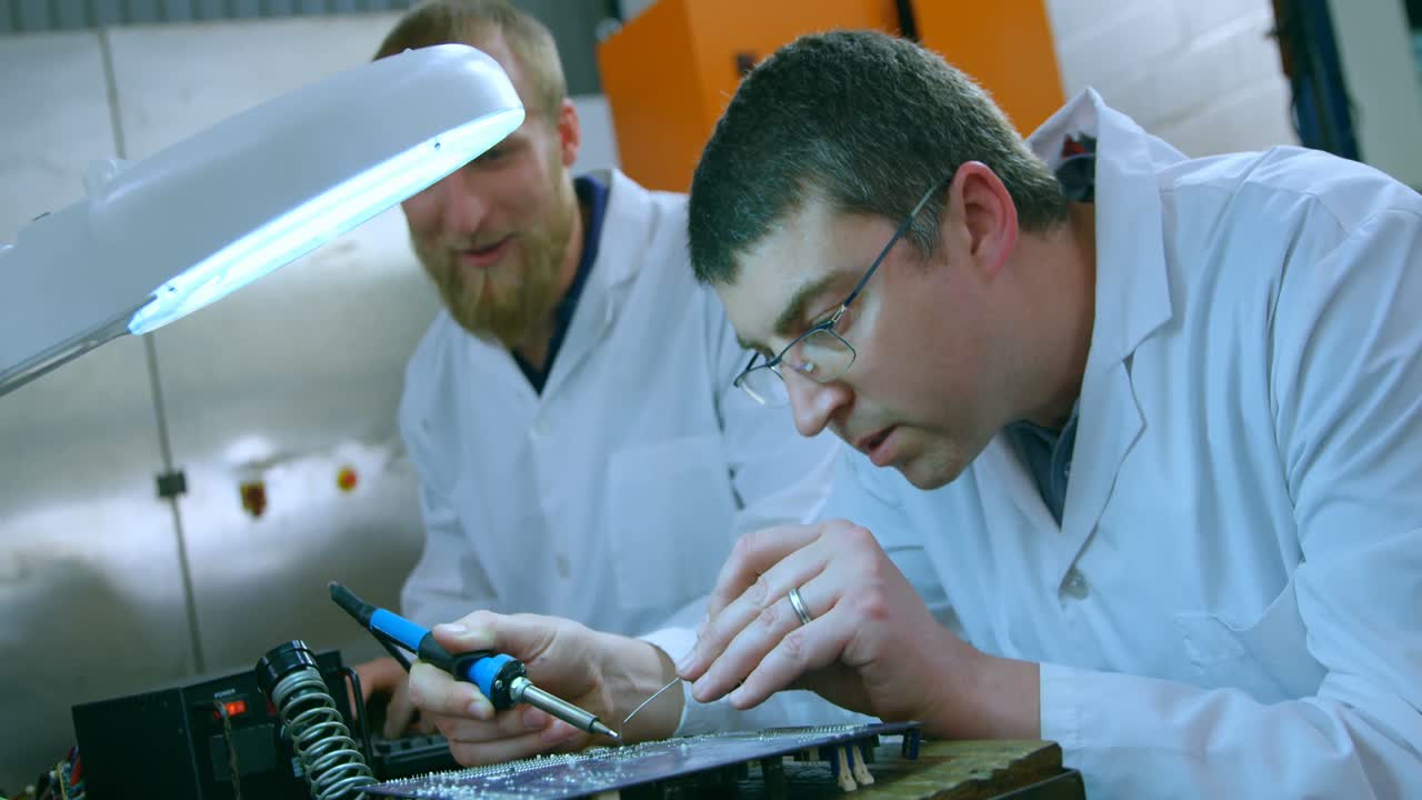 ingeniero robótico ensamblando placa de circuito en el escritorio 4k