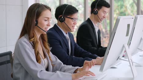 Gente-De-Negocios-Con-Auriculares-Trabajando-En-La-Oficina