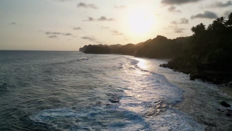 Olas-Rompiendo-A-Lo-Largo-De-La-Escarpada-Costa-Indonesia-Al-Atardecer