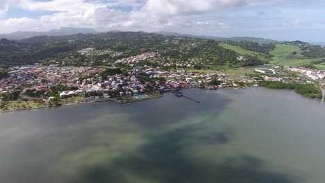 Vista-Horizontal-De-Drones-De-Le-Robert-En-Martinica.-Sombra-De-La-Nube