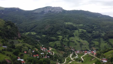 un vecindario sereno y pintoresco ubicado en un exuberante valle verde con montañas al fondo