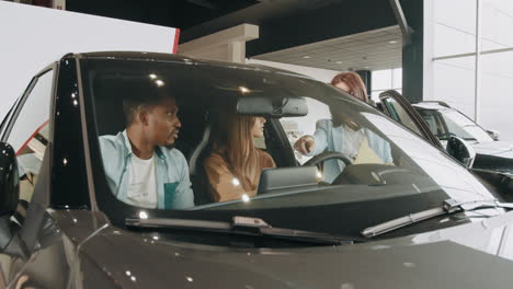 pareja de prueba conduciendo un coche