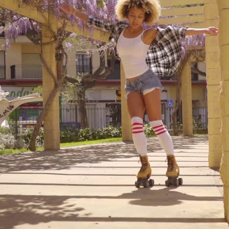 mujer joven patinando sobre ruedas en el paseo soleado