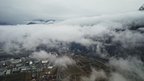 vista aérea de la ciudad rodeada de nubes