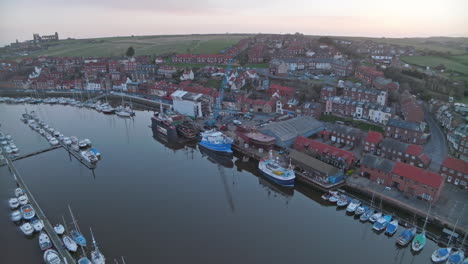 whitby north york moors vuelo a través del puerto temprano en la mañana incline la bandeja hacia abajo hacia la construcción de barcos en parkol marine engineering ltd dji mavic 3 cine prores 422 4k