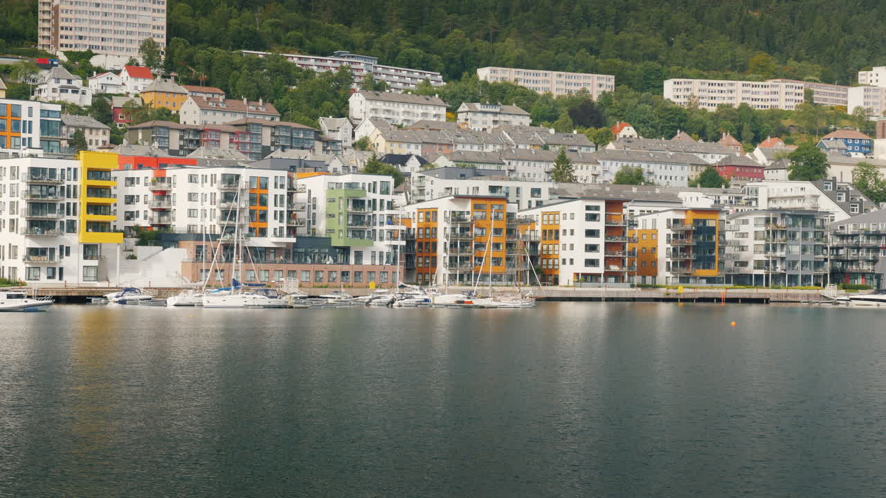 마르 근처 도시의 유명한 지역에 있는 베르겐의 아름다운 집들에 있는 현대 분기 분기