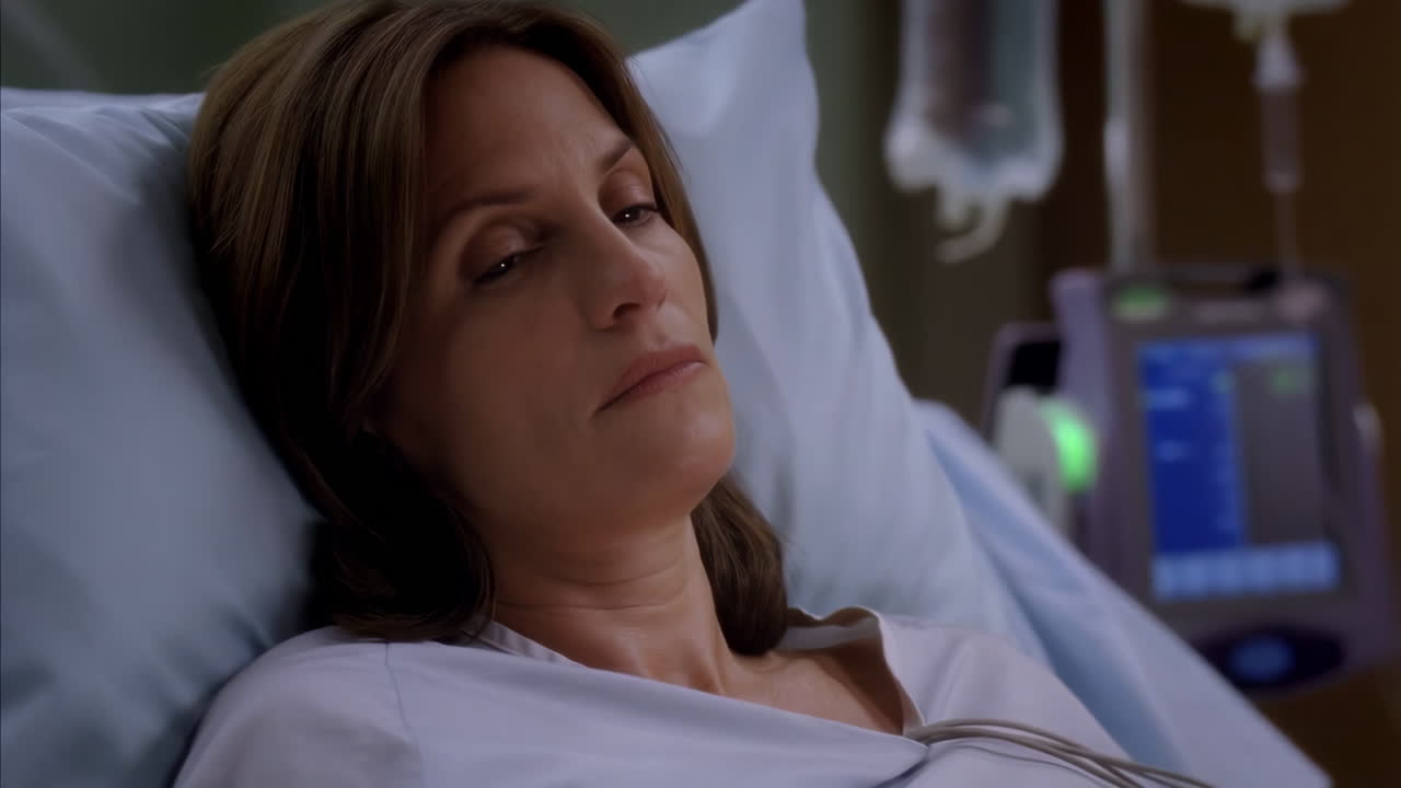 mujer en una cama de hospital