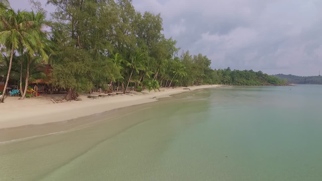 Drone-dolly-kuva trooppisen thaimaalaisen saaren rannasta, jossa on lomakohde ja kirkas valtameri Koh Koodissa