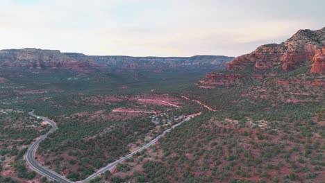 位於美國塞多納的紅岩州立公園 (red rock state park) 的荒野中間的偏遠道路