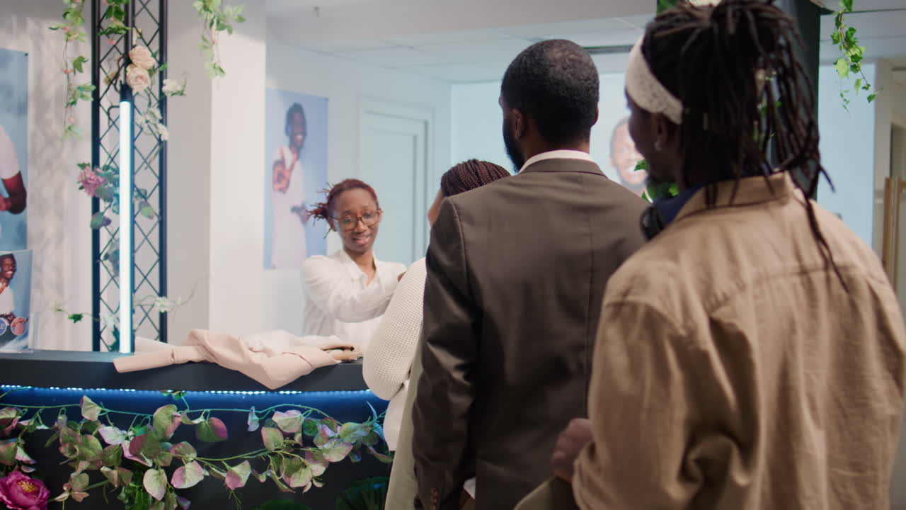 clientes en la línea de caja de la tienda de ropa