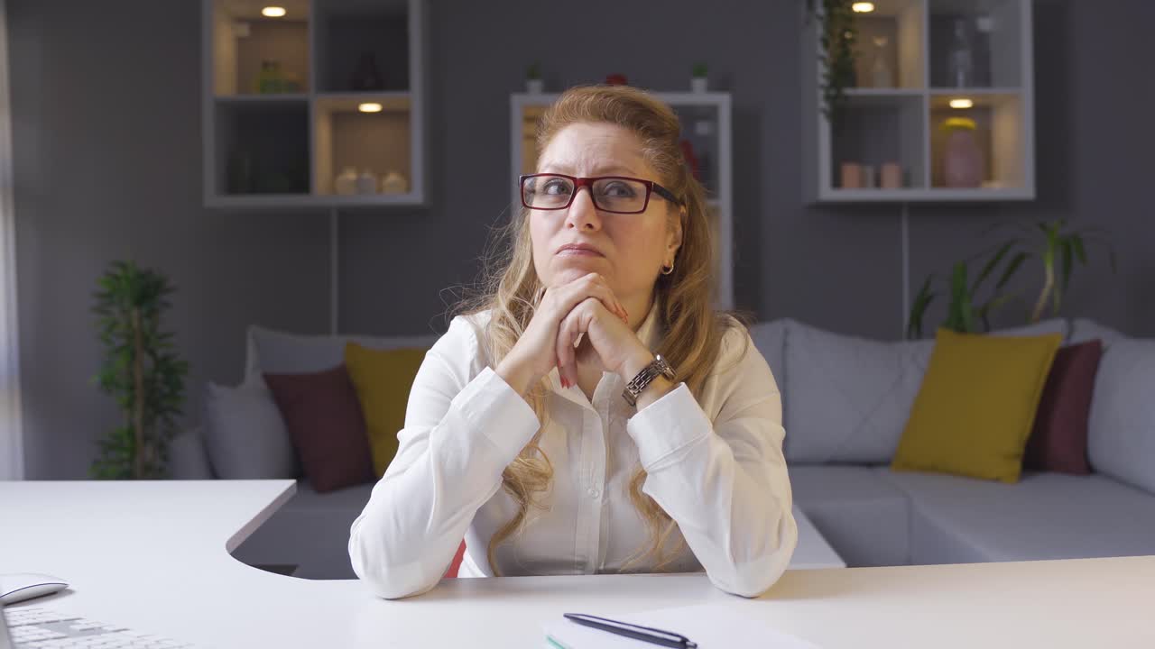 una mujer de negocios madura trabaja desde casa y es cuidadosa.