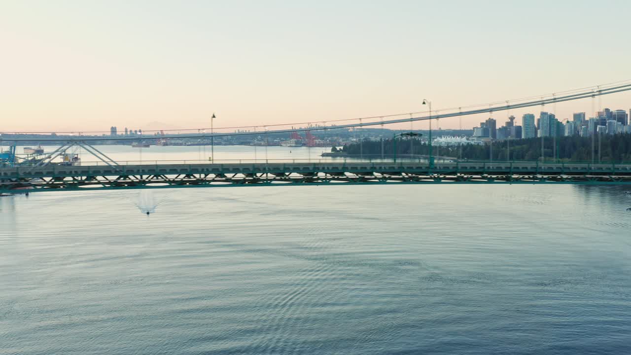 일몰 동안 도시를 배경으로 밴쿠버 라이온스 게이트 브리지에서 좌우로 촬영