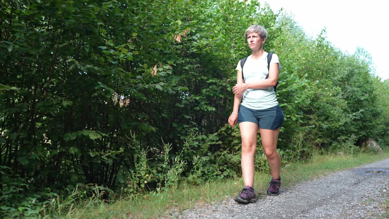 Frau wandert auf einem Pfad in der Natur