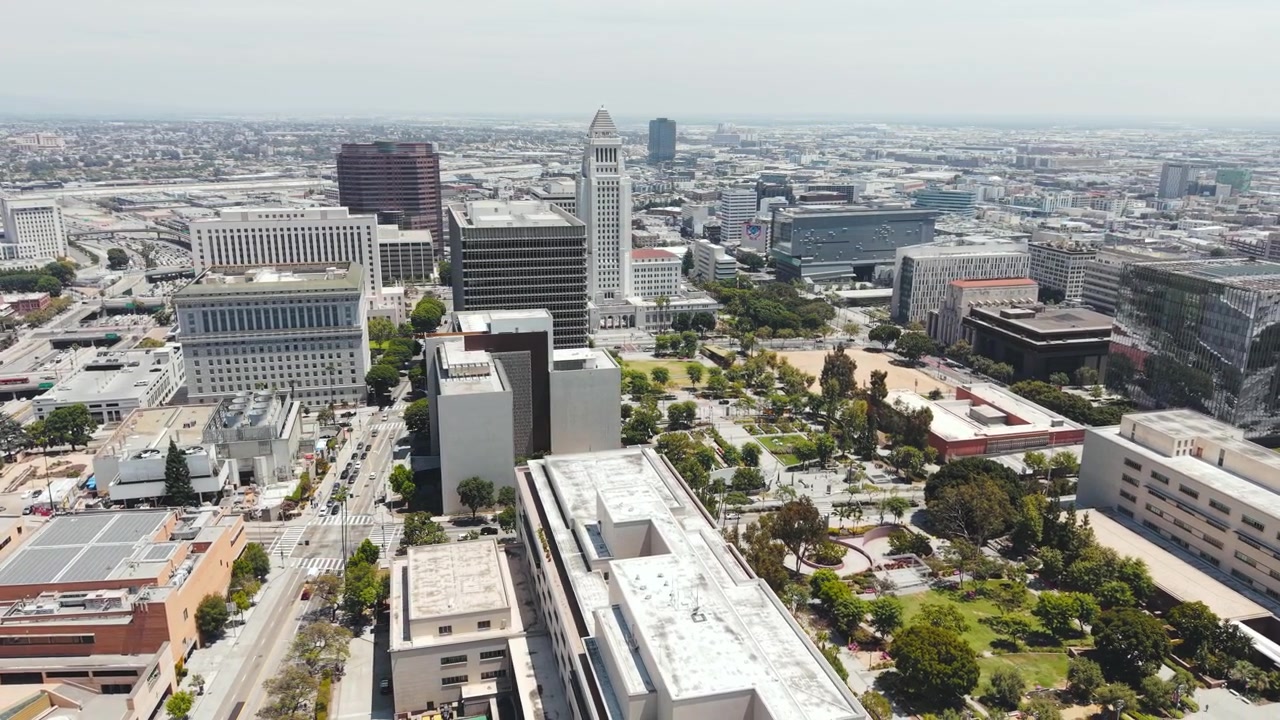 Vista aérea del Ayuntamiento de Los Ángeles, el Parque Gloria Molina Grand y los Edificios de los Tribunales, California, EE. UU. Toma de dron.